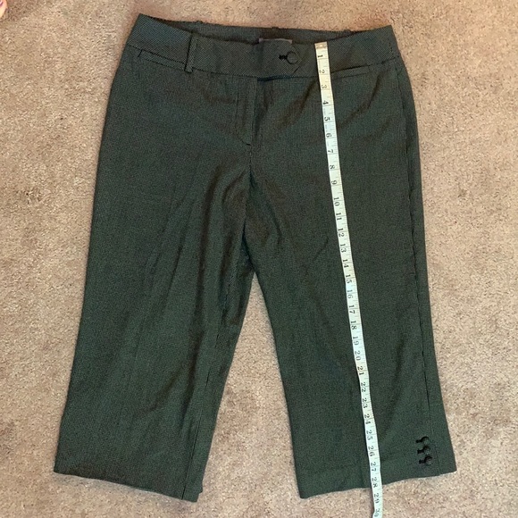 Black and White Checkered Pattern Capri Pants - Picture 5 of 9